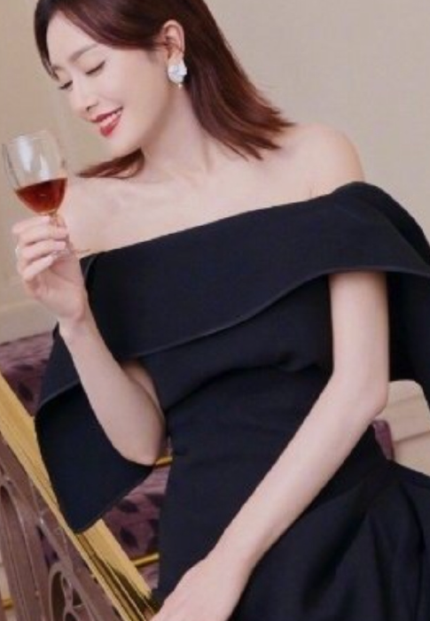 美眸俊秀容颜俊美
酒店里拍摄的写真作品
展现完美女人的成熟气质