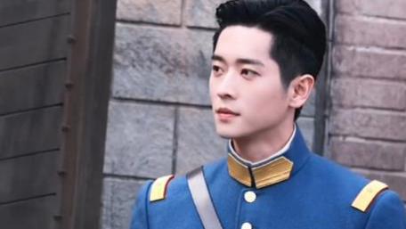 穿了一件白色牛仔外套，里面搭配一件简单的白色T恤