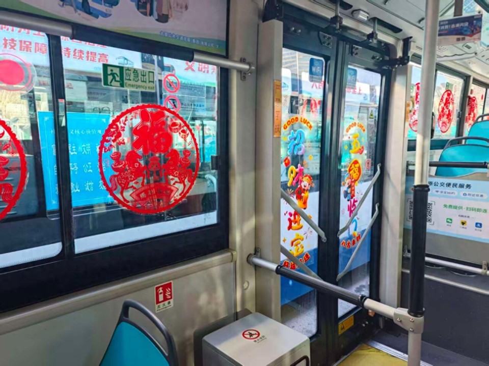 太吸睛！太原1路公交变身马年 “流动福袋” 迎春运