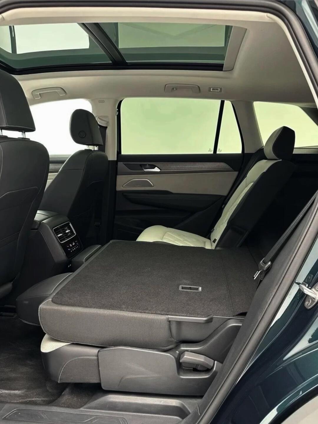 钟爱燃油车的澎湃动力，特意到店试驾全新揽巡，刚到店就受到热情接待，销售精准拿捏燃