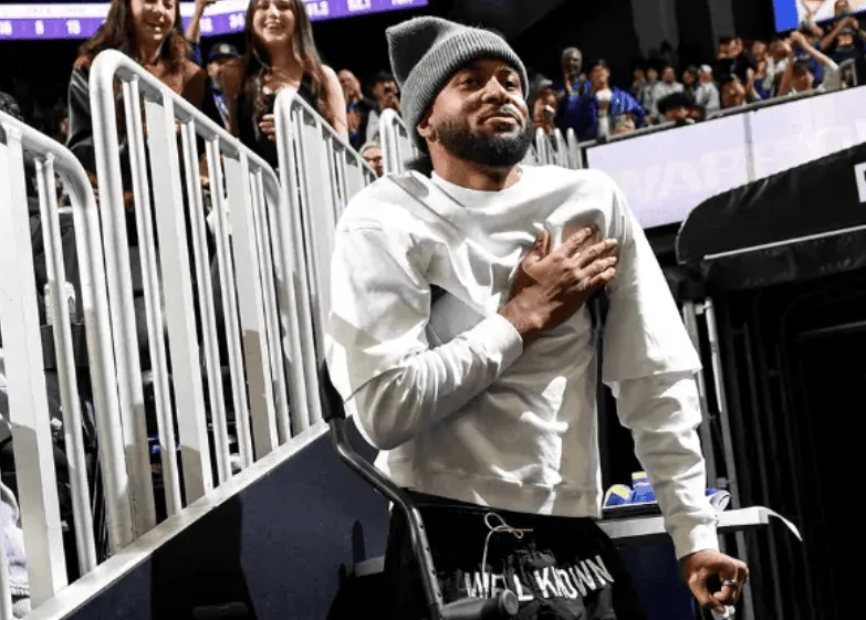 NBA常规赛，勇士主场迎战国王的比赛已经结束，最终勇士以110-105击败国王。