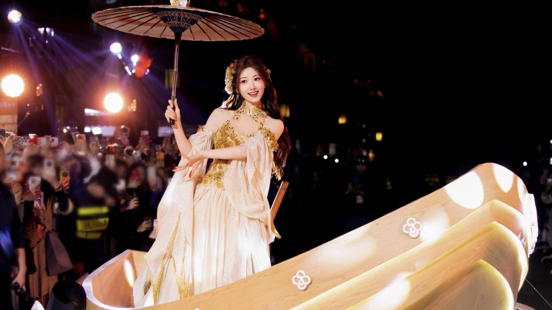 非遗嘉年华上毛晓彤手持油纸伞，舞出东方意境惊艳全网