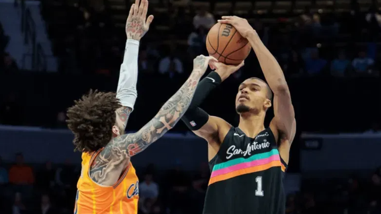 NBA常规赛，马刺主场迎战黄蜂的比赛已经结束，最终马刺以115-102轻取黄蜂。