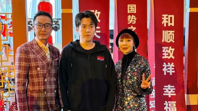 笑喷！王楚钦搭档邓亚萍和达康书记打乒乓，仿佛过年给长辈们表演节目