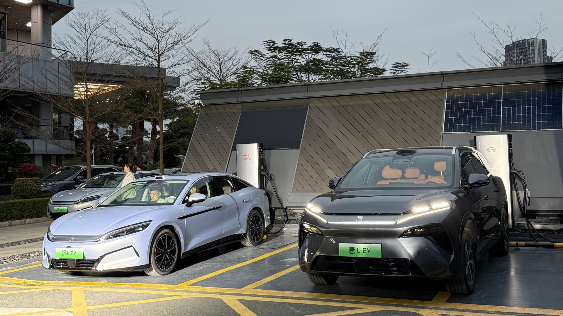 比亚迪的服务有多好？甚至你不是比亚迪的车，都可以去店里保养