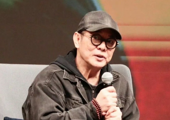 李连杰冲上热搜这次是在举办某次讲座时
他不再躲闪，而是硬气的回应了关于身体，甚至