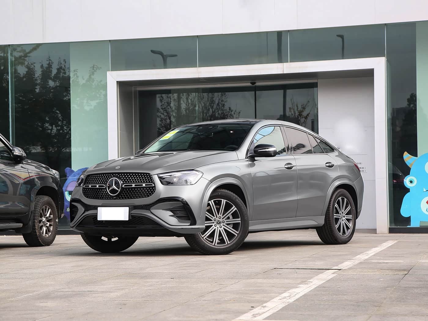 奔驰中大型轿跑SUV实拍，售价很亲民！轴距接近3米，搭载2.