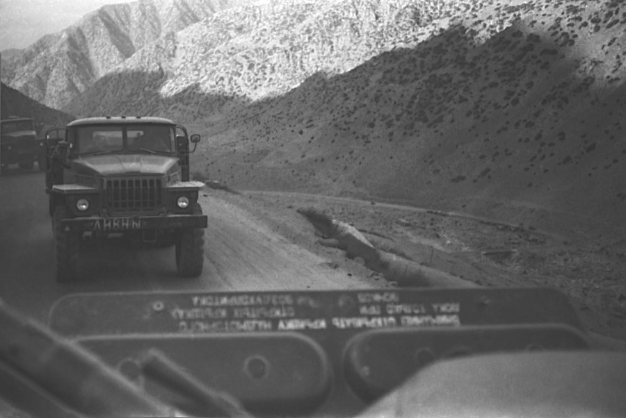 1980s，行走在阿富汗山区的苏联军车。 