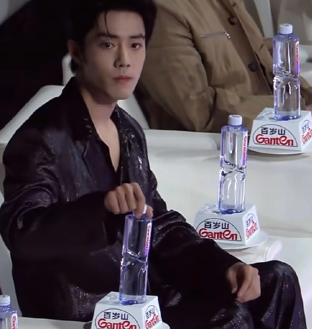 不止肖战出现了这种情况
白敬亭想喝水的时候，也和肖战一样，想喝水但拿不动，还是隔