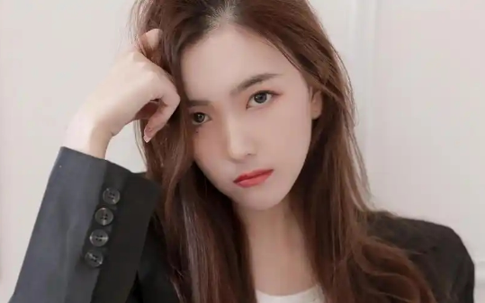 养女联合假亲爹把我赶出别墅，我气笑了，她的一切都是我给的，哪来的底气？直接断生活费让她悔哭