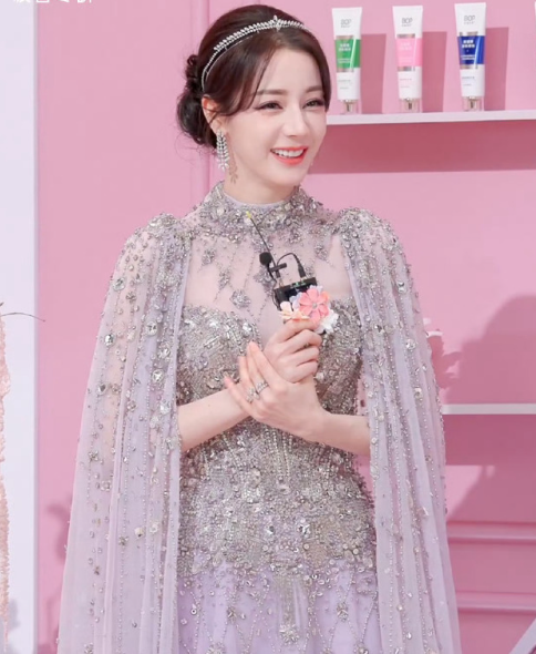 你是晚春的日暮，是季月的汽水，是凉秋微风 是残冬永不悬落的月亮 是一年四季追求的