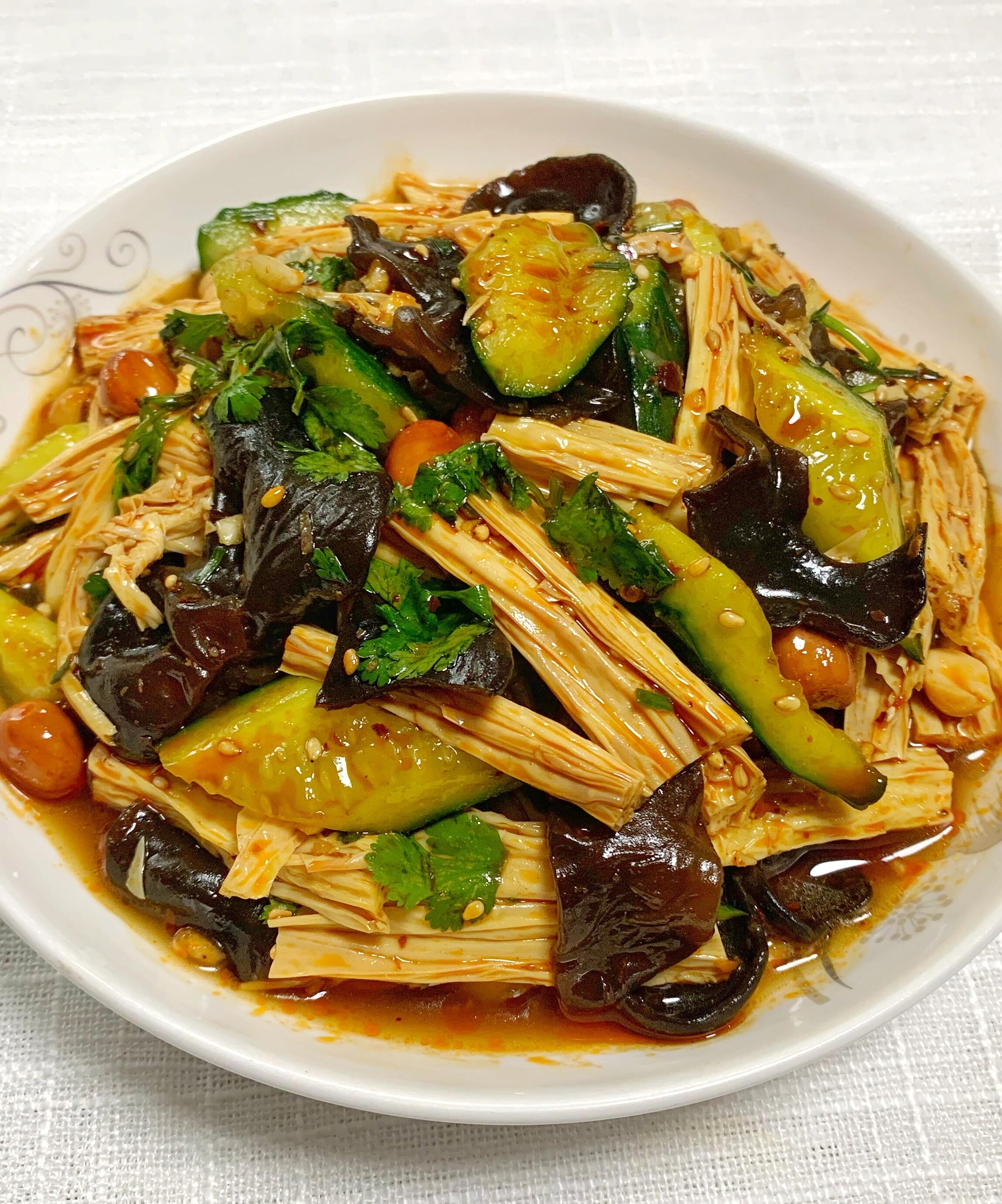 5分钟搞定 复刻卤菜店凉拌菜 新手零失败
又是一道万能凉拌菜！腐竹拌黄瓜，酸辣