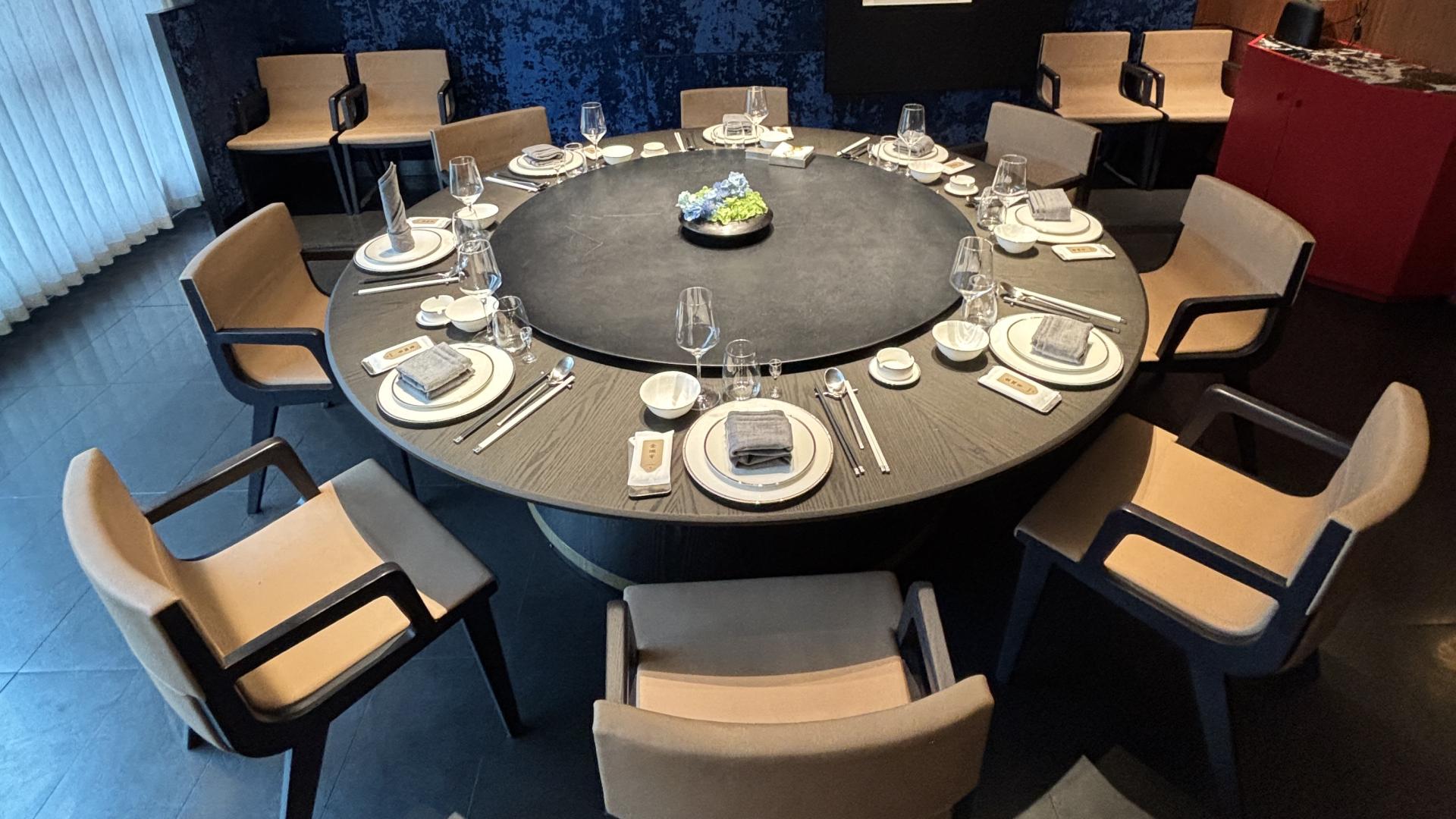 定制适配包厢异形空间的电动餐桌：打造独特餐饮体验