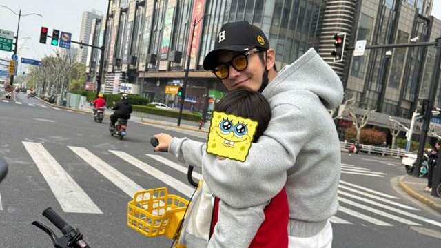 黄晓明带儿子骑行被指违法！火速删文后道歉：已去交警队接受处罚