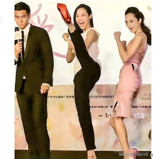 这女的谁啊？“腿功”不错，把一旁的彭于晏“吓蒙了”，有两把刷子！
三人同台，各显