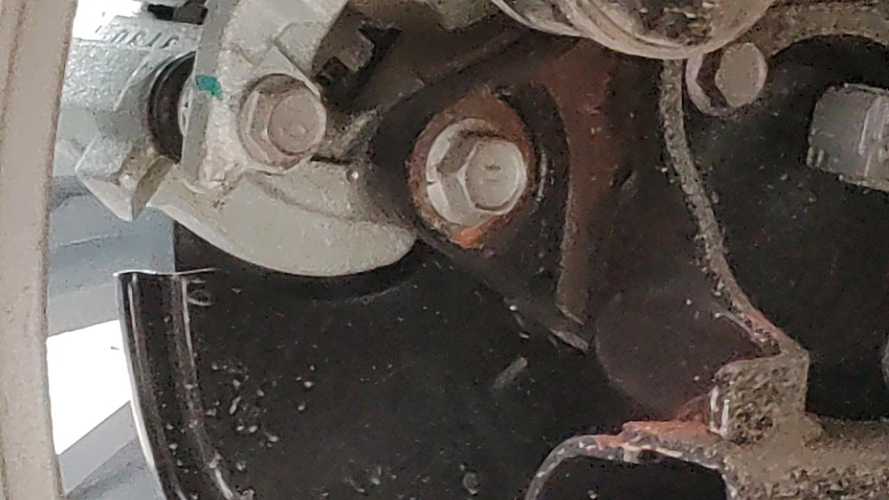 我希望各位买丰田卡罗拉锐放的车主，记得检查一下这里