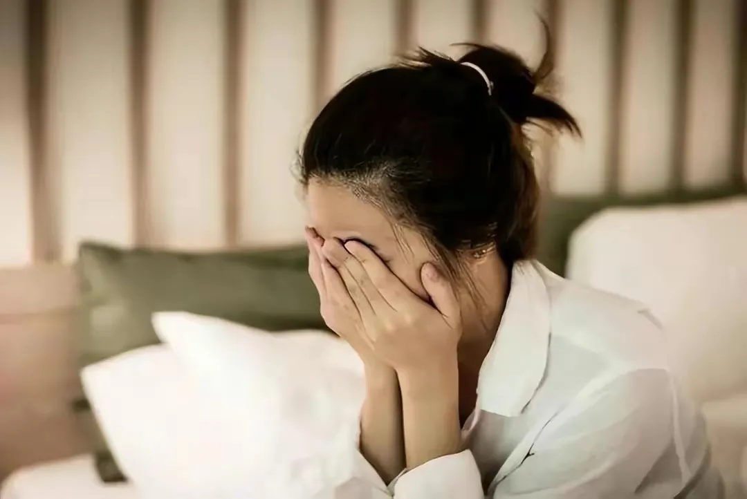 男子黄某在外地打工期间，结识了老乡李女士，后两人发展为情侣关系。而在谈恋爱期间，