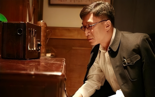 《潜伏》：1988年余则成回易县寻找翠平下落，翠平之女替母亲给余则成捎了一句话：山高路远，各自珍重！