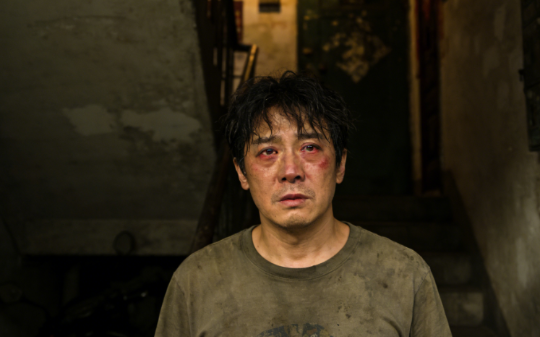 战友借走50万救母亲，我卖房凑钱，他却消失20年，我儿子结婚那天，房产中心打来电话：你名下多了一套房