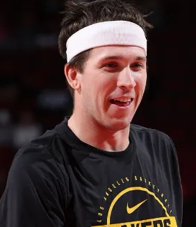 前NBA球员丹尼-格林在现场解说湖人的夏季联赛时，谈到了他对湖人续约奥斯汀-里夫