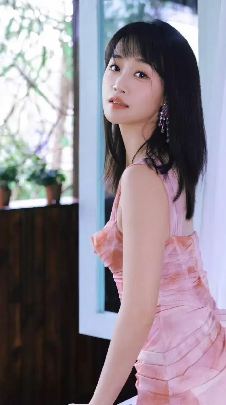 蓝盈莹身穿一袭粉色水墨染吊带连衣裙，气质出众简直“美翻天”。