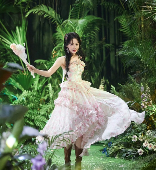 我不想做你的盛夏与繁花，只想做你身旁沉默的乔木