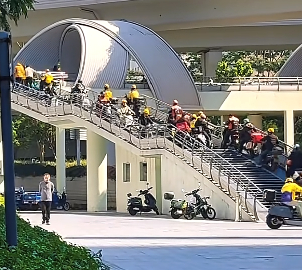 送外卖在导航路线时，我一般会避开天桥，因为感觉太费电，太费电动车，太磨损车闸