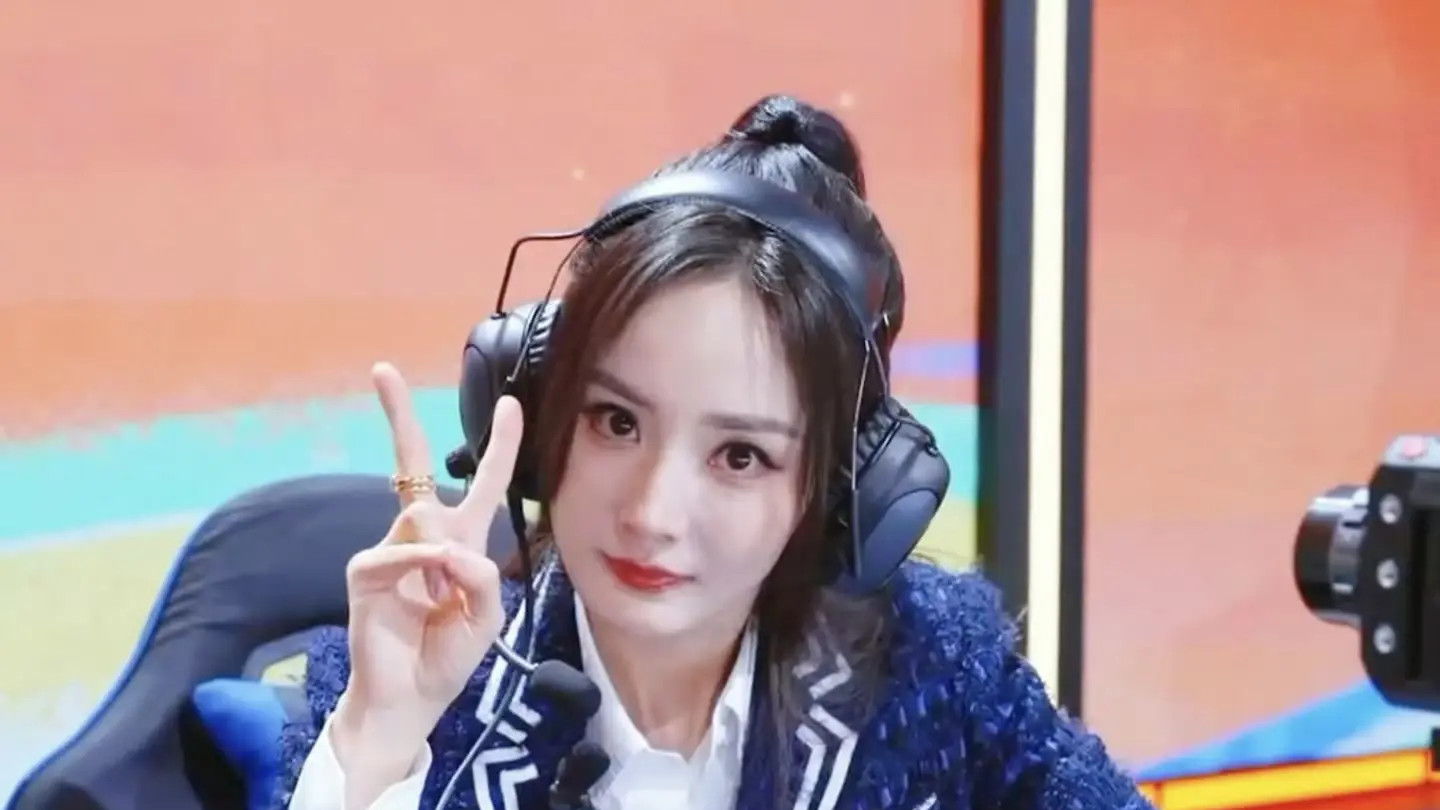 白袜杀疯了！杨幂电竞变“校花学姐”，40岁状态引全网尖叫