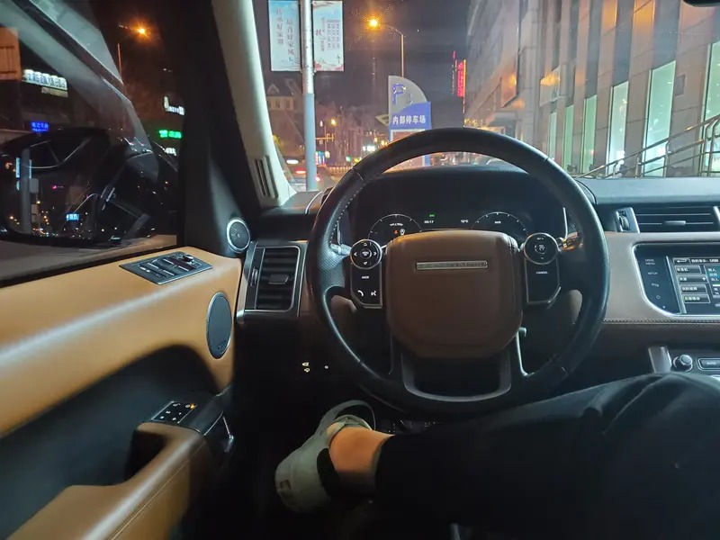 25款五代揽胜成年轻人新宠，原因竟然是……
最近，一位01年的大连网红帅哥靠自己