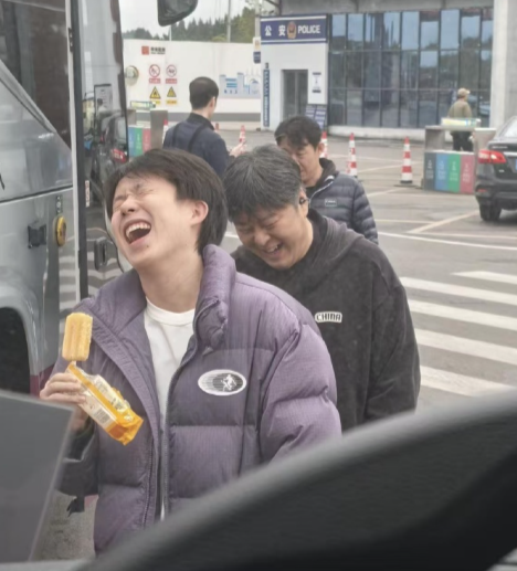 有多少氢气球也在忙着吃雪糕？哈哈哈。我们的头头永远拥有孩子一样可爱的笑容。吃的一