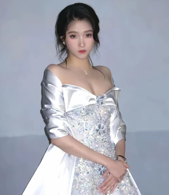 其实关晓彤并不适合穿露装
无论你穿着多么“性感”，你都与性感无缘
无论你穿着多么