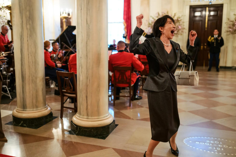 高市早苗极尽谄媚感动了谁？