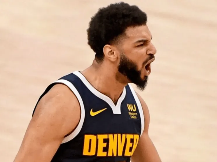 明日，掘金对阵湖人的比赛即将开始。

赛前，掘金官方发布本场比赛的伤情报告：“可