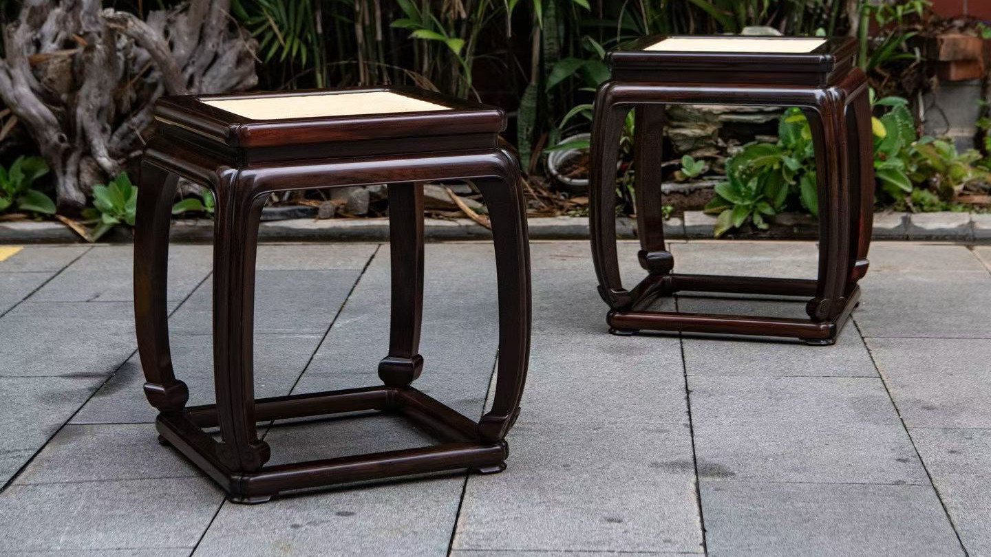 空灵敦实，大红酸枝，委角束腰马蹄带拖泥方凳