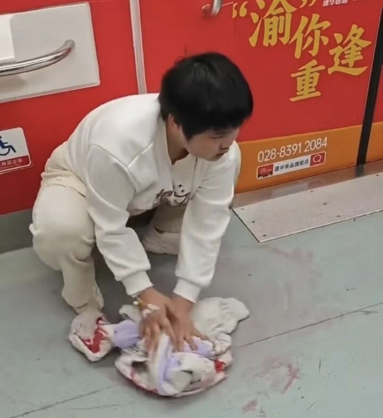 重庆22岁女孩地铁吐血，第一反应看哭全网：这才是刻在骨子里的善良
3月23号，重