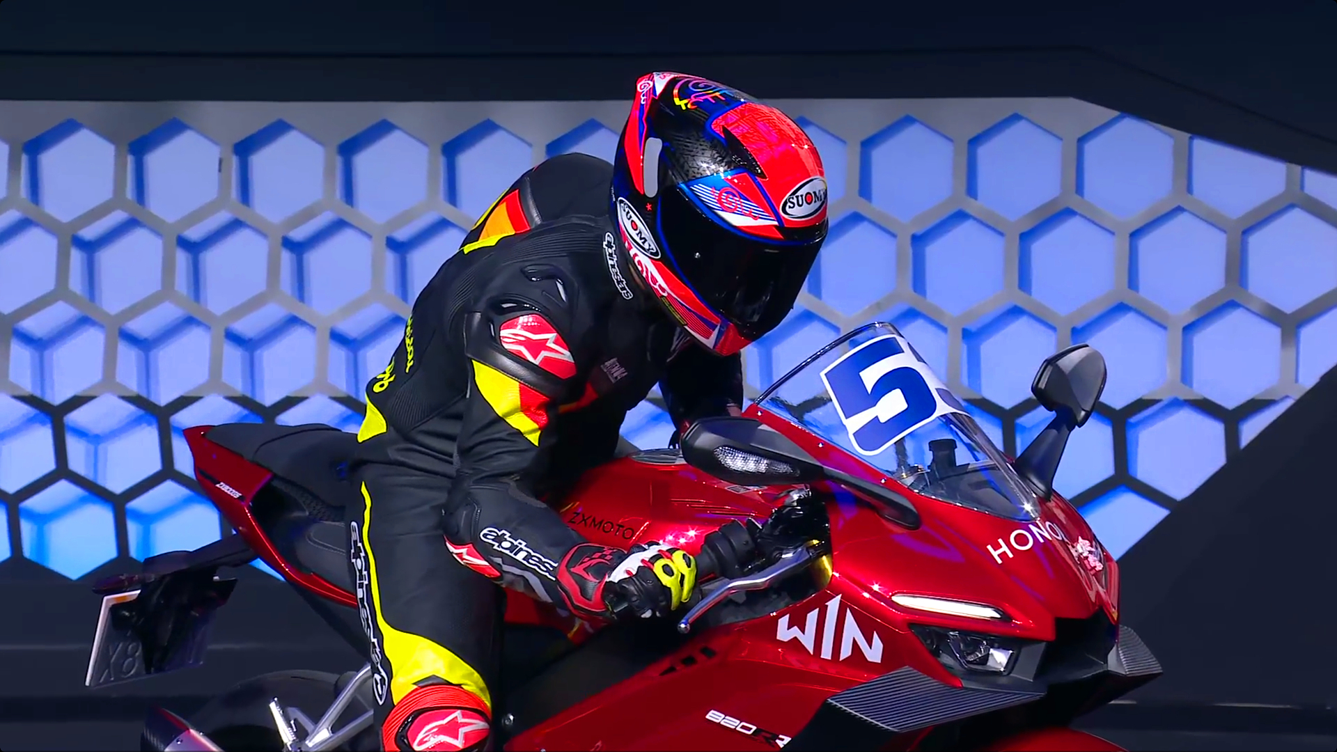 张雪机车、闪电机器人、张予曦轮番上阵！确定这是荣耀WIN游戏本发布会？