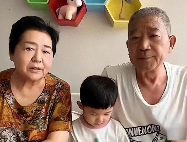 6岁小天赐终为二老的私心买了单, 为啥都60多岁了还要让一个小生命来到这个世界啊