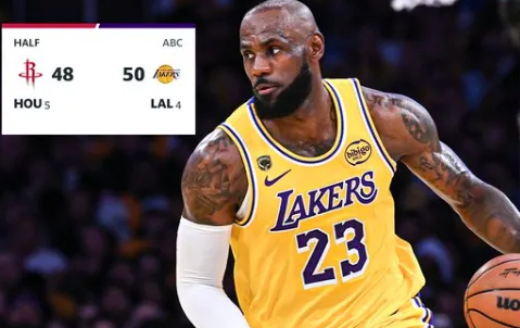 NBA季后赛，湖人对阵火箭的比赛正在进行中。
第二节比赛结束，湖人50-48领先