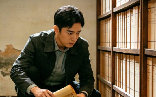 失势老领导被扔去档案馆养老，没人敢靠近，唯独我这个新人肯帮忙，最后他重新得势将我破格提拔…