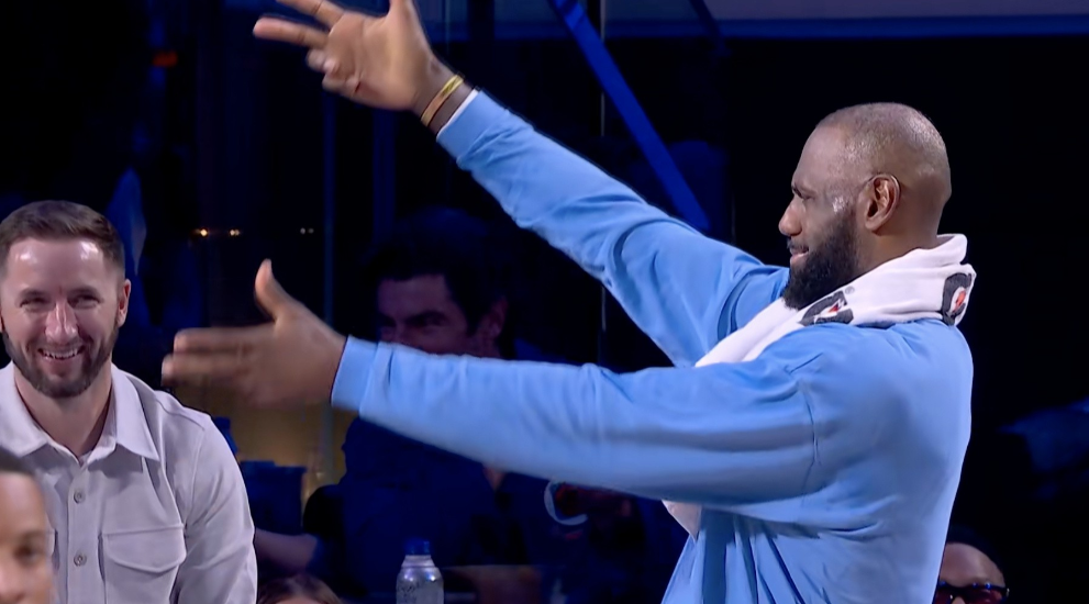 看嗨詹姆斯！伦纳德杀疯了！

今天迎来NBA全明星正赛，在条纹队VS世界队时，伦