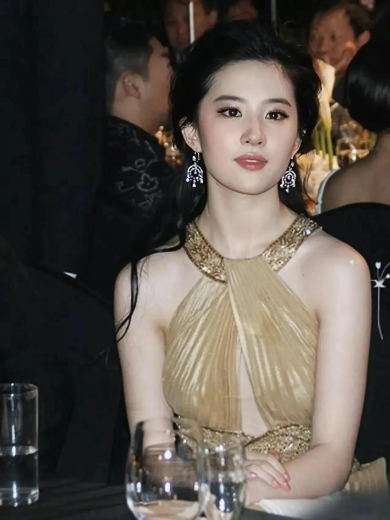 2010年的刘亦菲，穿一条金色露背裙性感又贵气，真是美到心坎上了！ 那时候的刘亦