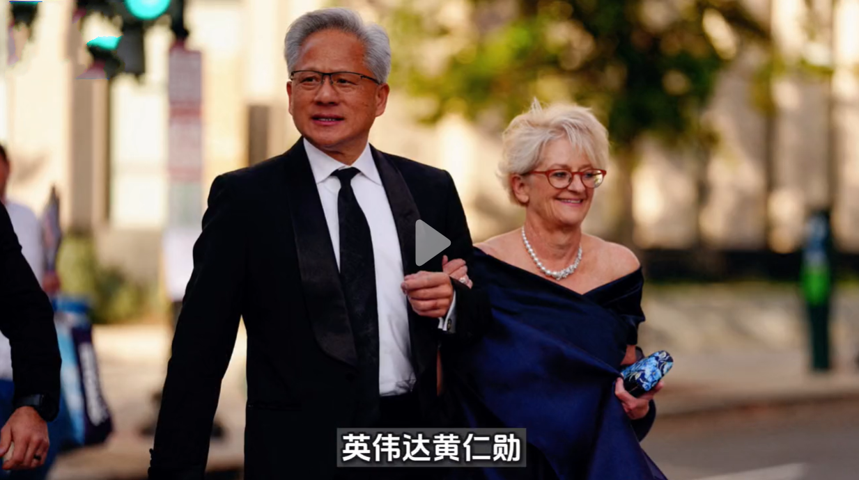 黄仁勋带着妻子出席白宫国宴，洛丽一头短发穿深蓝色礼服裙，尽显优雅之美！
