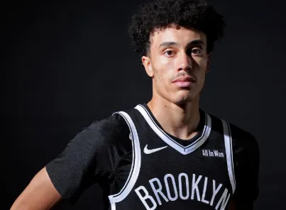 NBA常规赛，篮网主场迎战奇才的比赛已经结束，最终篮网以121-115击败奇才。