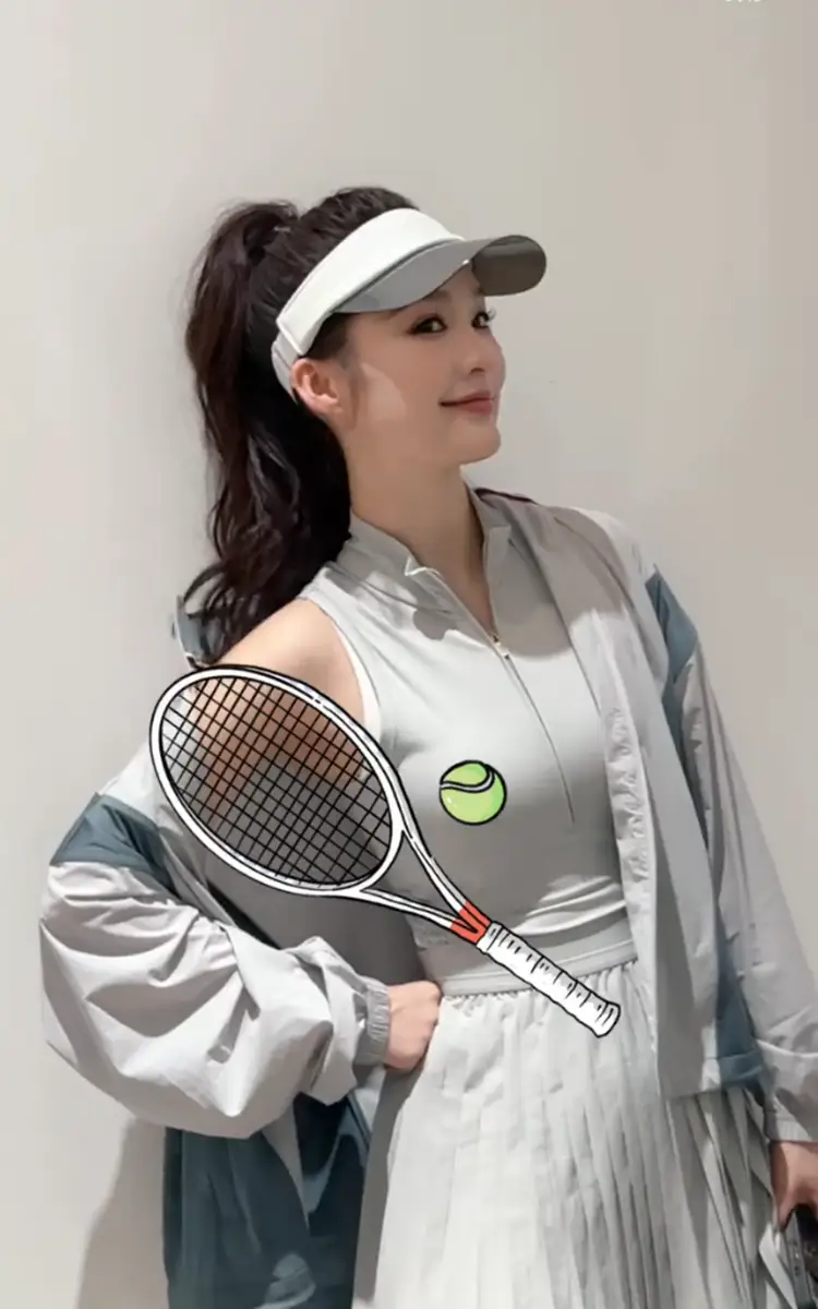 李沁化身运动风网球美女元气满满！身材丰腴打扮靓丽吸睛