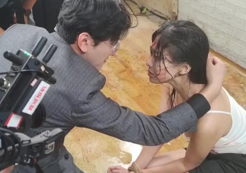 好多都是些狗血剧情，什么阔太太 阔少爷动不动都是亿万富翁，把社会风气都带坏了，。