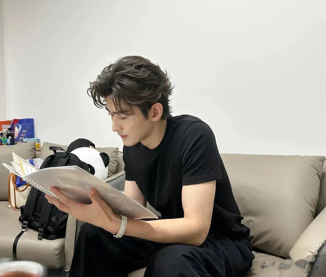 认真的男人真帅，这样看张瀚还是挺清爽帅气。