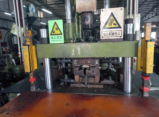 冲压设备安全防护怎么做？