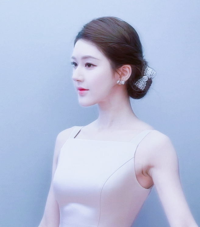 细雨吻过青瓦时，蝉鸣正漫过夏末的墙