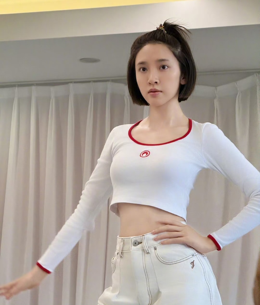我的老天奶呀
乘风2026唐艺昕
她的这个造型也太可爱了吧
无论发型还是表情
都