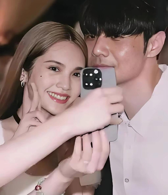 以前不理解杨丞琳这么漂亮
怎么会看上李荣浩，李荣浩眼睛那么小，又不帅，也不是多有